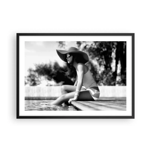 Affiche dans un cadre noir - Poster - Femme au chapeau au bord de la piscine en noir et blanc - 70x50cm - Rêve d'été - Décoration murale moderne pour le salon et la chambre ARTTOR