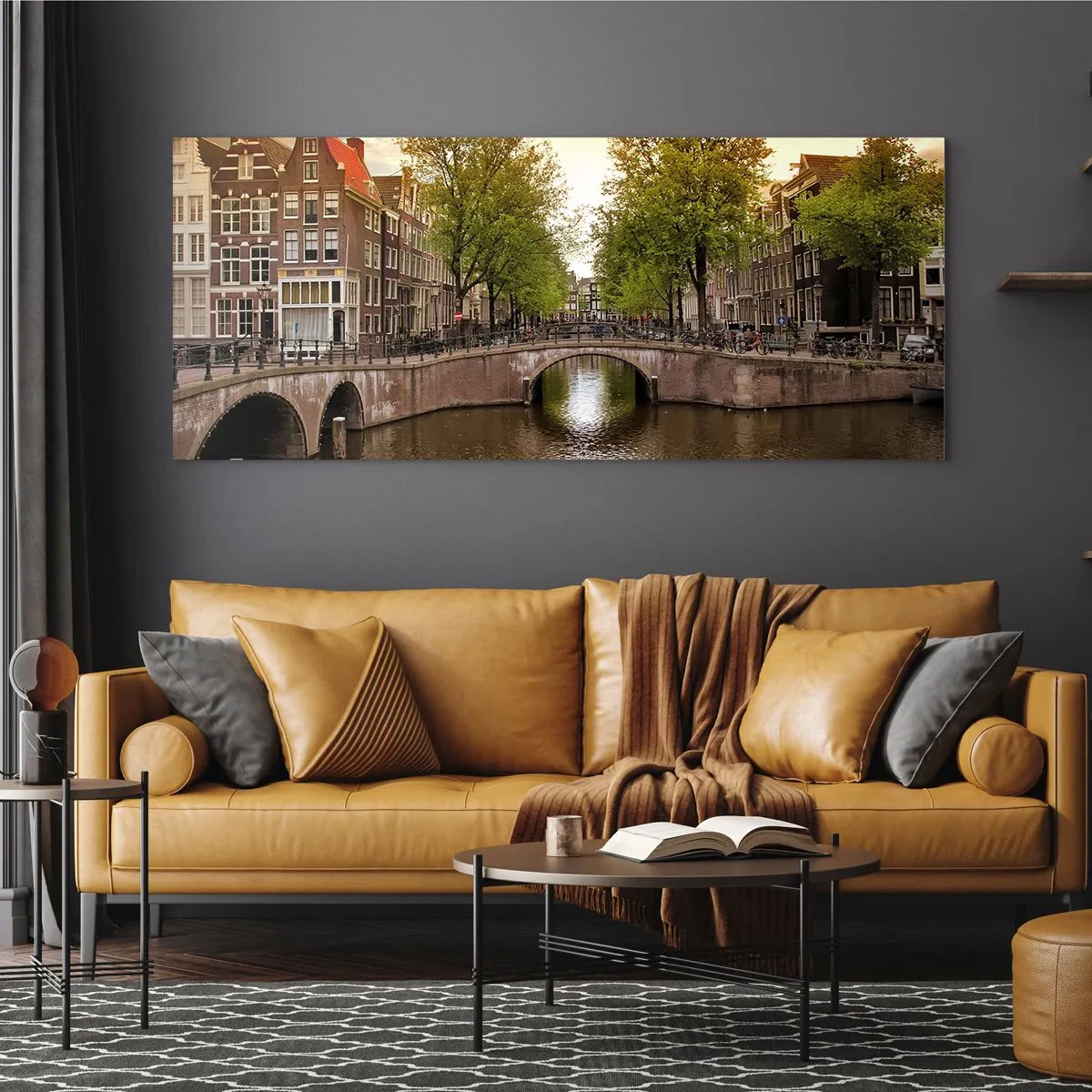 Impression sur verre - Image sur verre - Un canal à Amsterdam entouré d'immeubles historiques - 160x50cm - En bateau ou à vélo ? - Décoration murale moderne pour le salon et la chambre ARTTOR