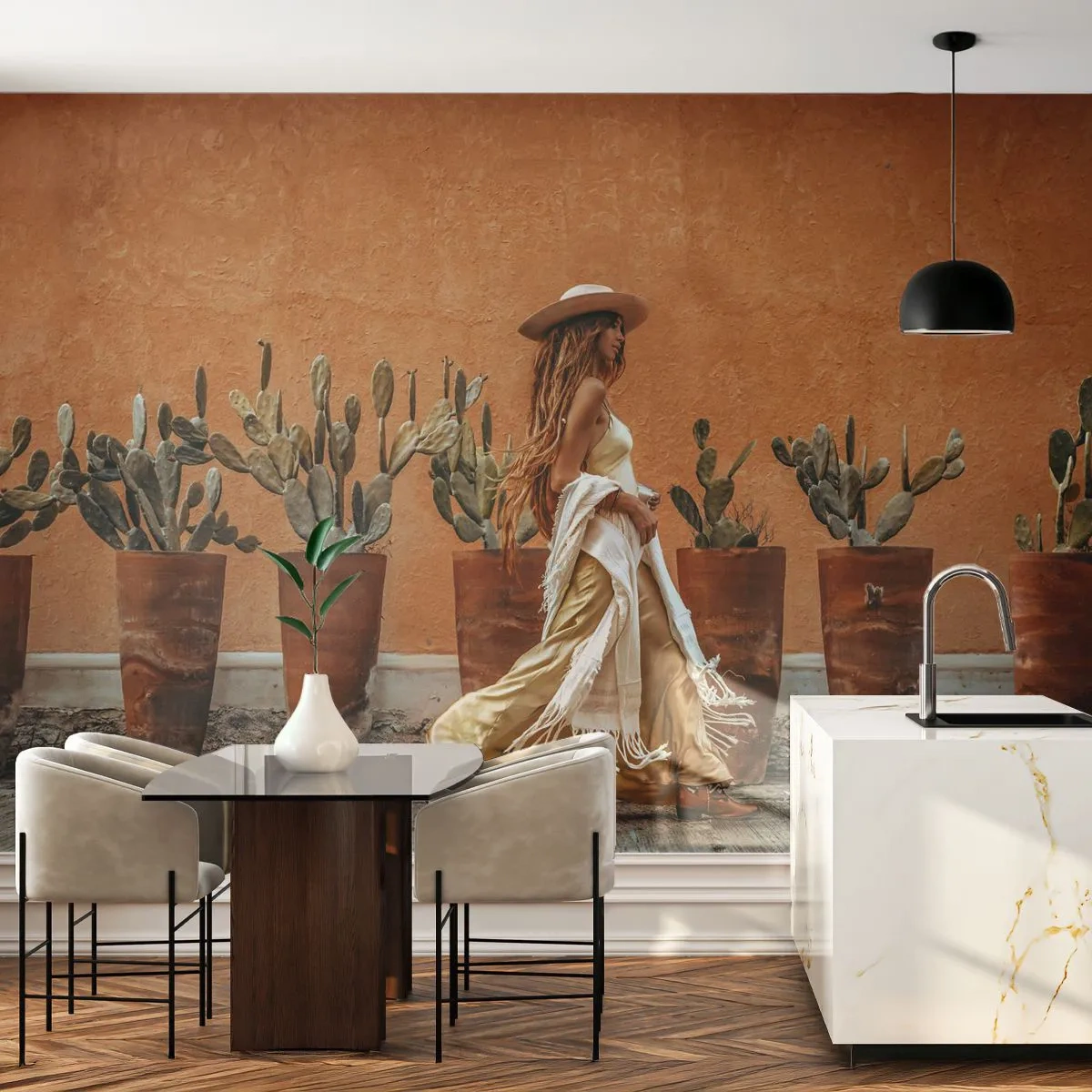 Papier Peint Photo Premium Sand - Une femme au style bohème sur fond de pots de cactus et d'un mur orange. - 100x70cm - Style hippie - Décoration murale moderne pour le salon et la chambre ARTTOR