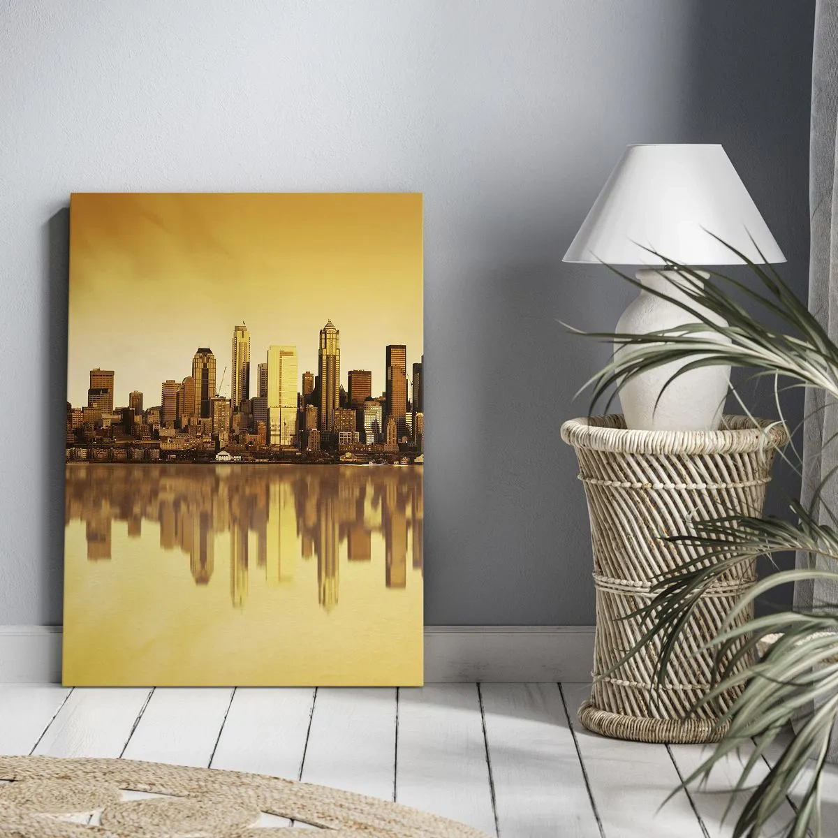 Impression sur toile - Image sur toile - Panorama de la ville reflété dans l'eau au coucher du soleil - 50x70cm - Le silence de la métropole - Décoration murale moderne pour le salon et la chambre ARTTOR