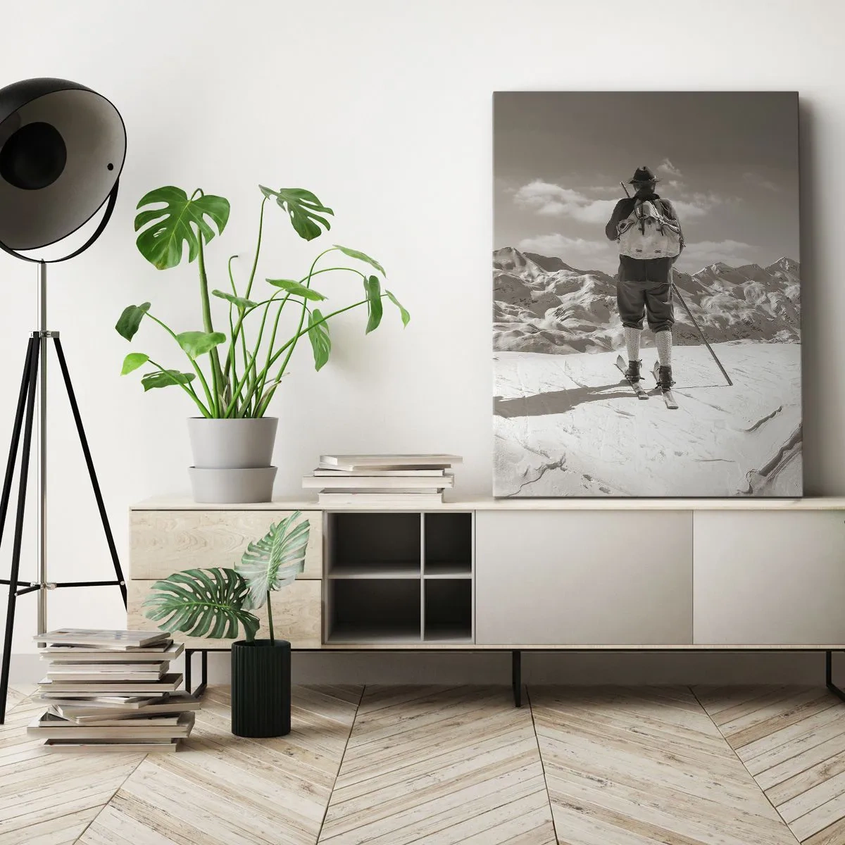 Impression sur toile - Image sur toile - Un skieur au sommet d'une montagne en noir et blanc - 70x100cm - Toutes les mêmes ces montagnes - Décoration murale moderne pour le salon et la chambre ARTTOR