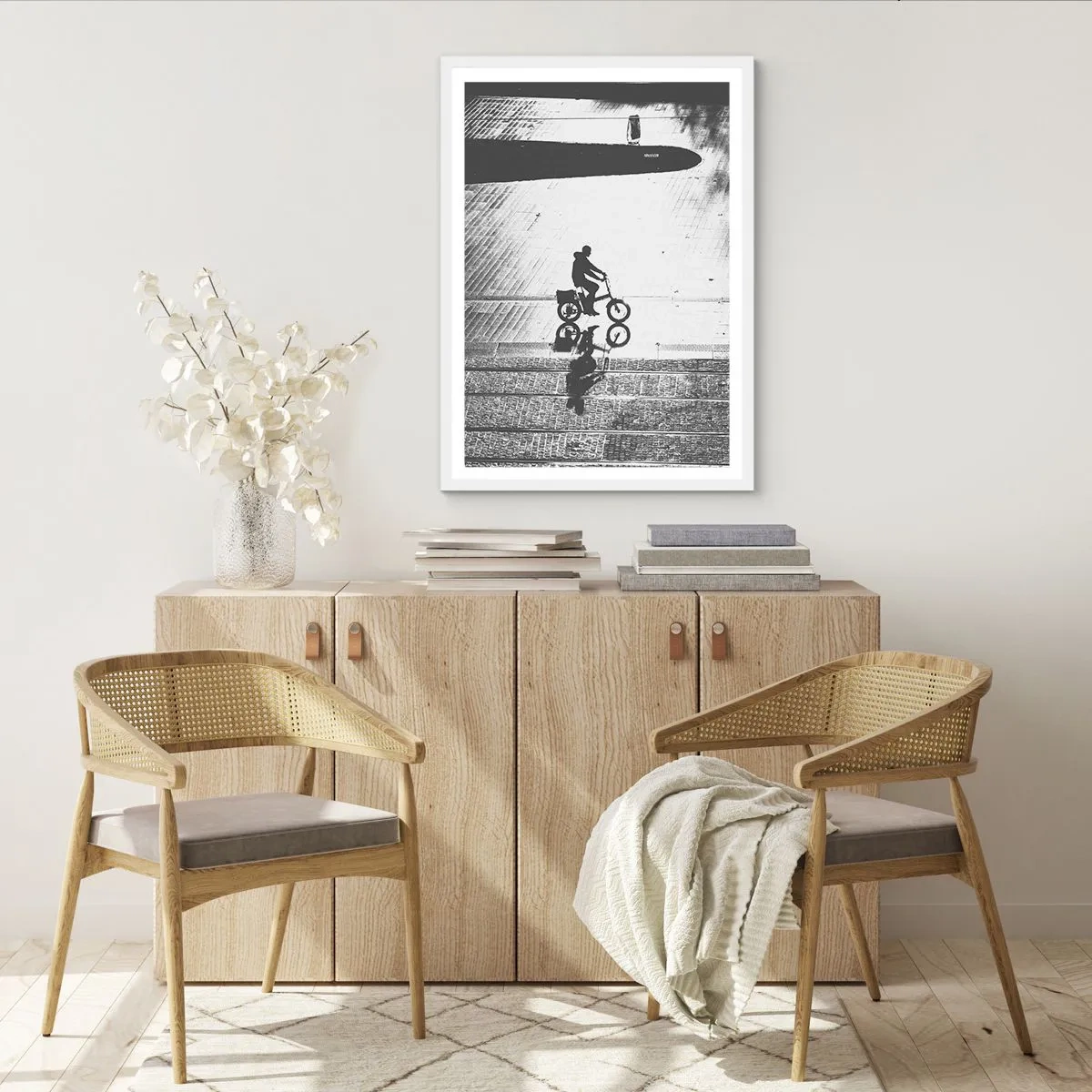 Affiche dans un cadre blanc - Poster - Devant moi, à travers la ville - 70x100 cm