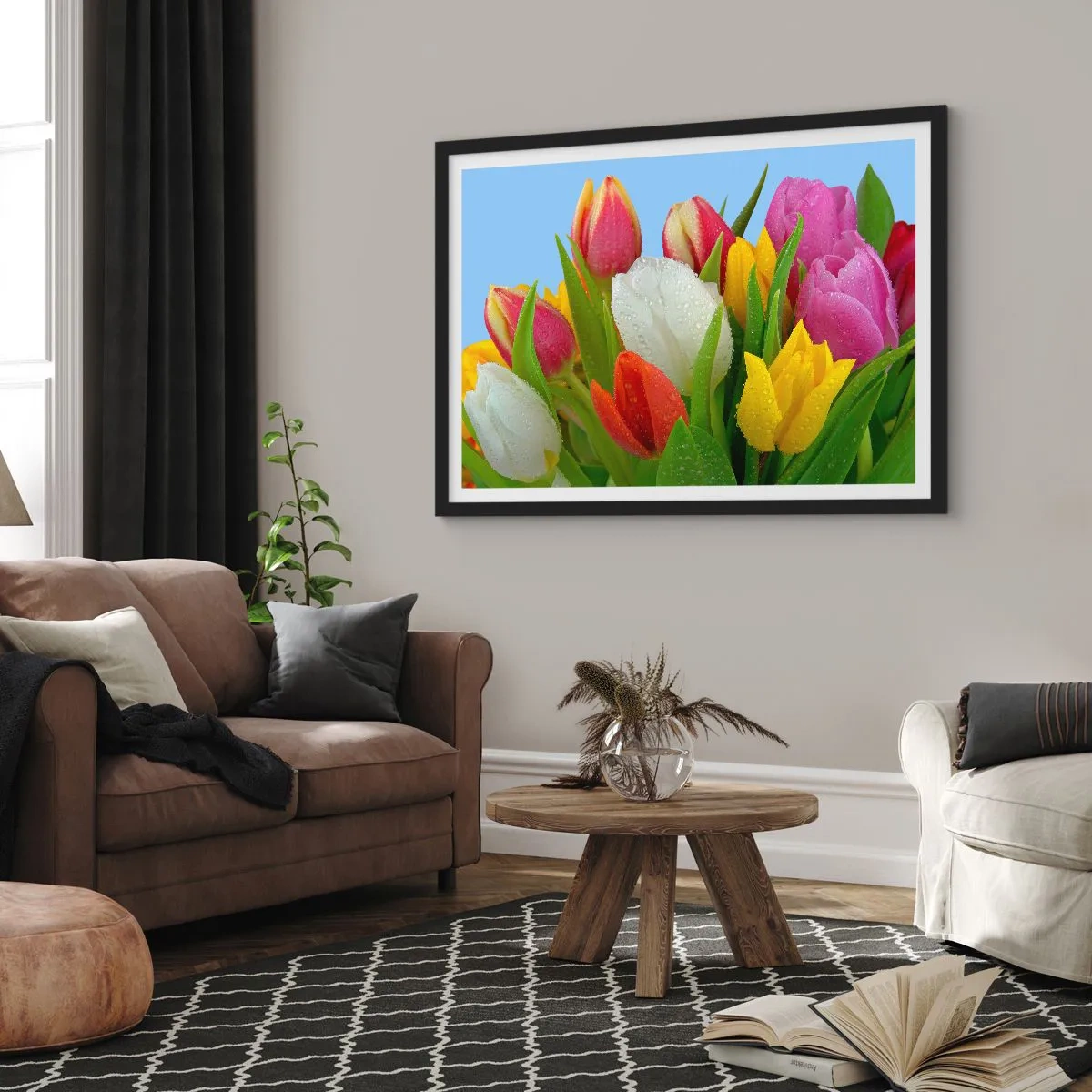Affiche dans un cadre noir - Poster - Tulipes colorées couvertes de gouttes de rosée sur fond bleu - 100x70cm - Un arc-en-ciel fleuri en gouttes de rosée - Décoration murale moderne pour le salon et la chambre ARTTOR