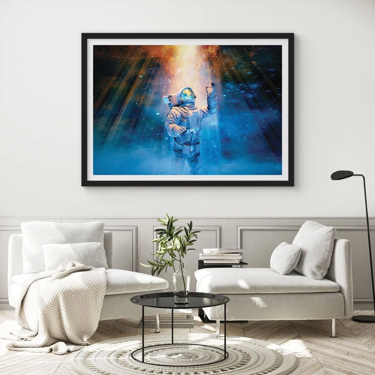 Affiche dans un cadre noir - Poster - Un astronaute à la lumière d'une explosion cosmique pleine d'étoiles - 70x50cm - Enfin arrivé - Décoration murale moderne pour le salon et la chambre ARTTOR