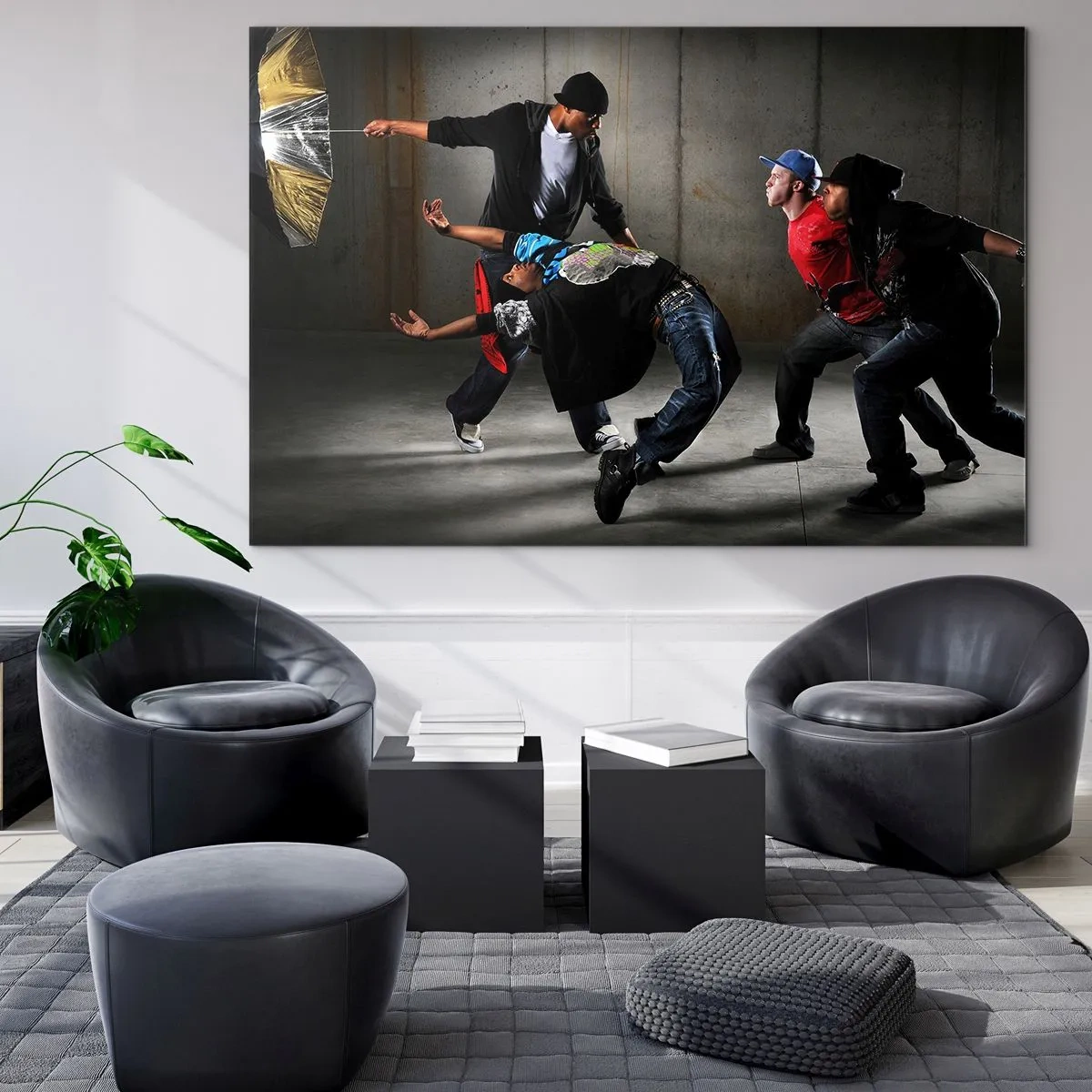 Impression sur verre - Image sur verre - Un groupe de danseurs dans une pose dynamique sur un fond industriel. - 70x50cm - Danser avec le vent de la rue - Décoration murale moderne pour le salon et la chambre ARTTOR