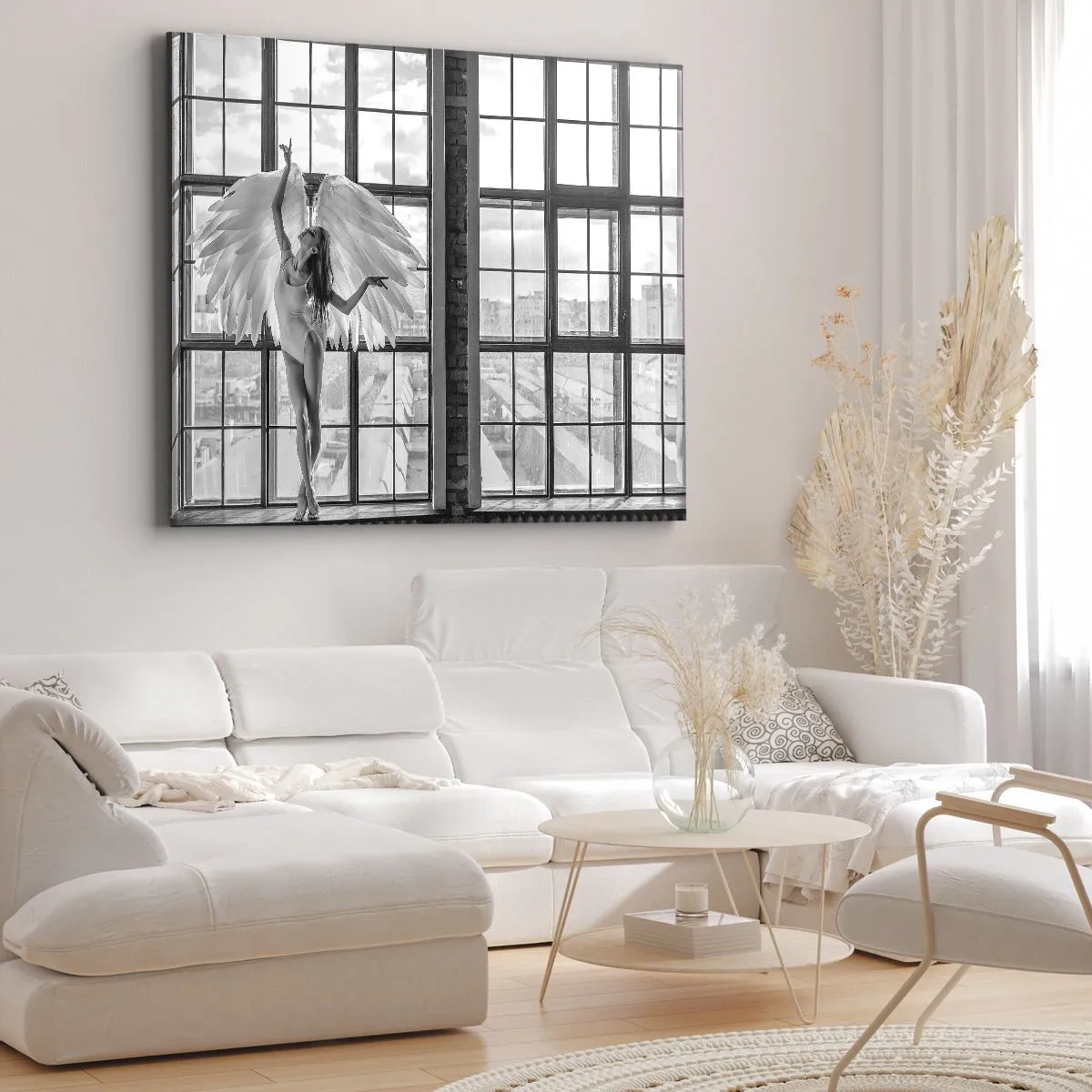 Impression sur toile - Image sur toile - Une femme avec des ailes d'ange sur fond de fenêtre de loft - 100x70cm - La ville des anges? - Décoration murale moderne pour le salon et la chambre ARTTOR