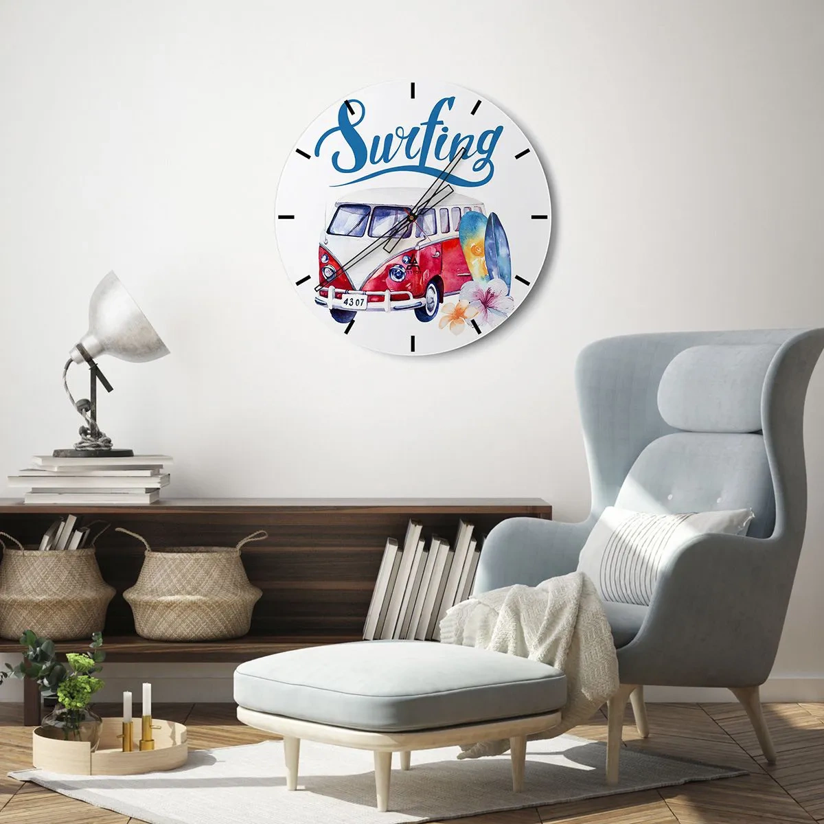 Horloge murale - Pendule murale - Motif de bus de surf avec planches et fleurs sur fond blanc - 30x30cm - Concombre - un classique pour un surfeur - Décoration murale moderne pour le salon, la cuisine et la chambre ARTTOR
