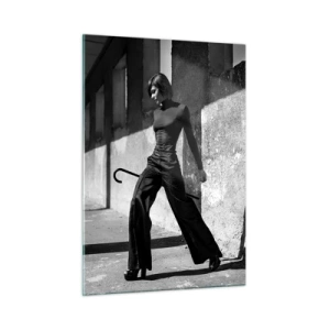 Impression sur verre - Image sur verre - Photographie en noir et blanc d'une femme en tenue élégante dans un cadre urbain. - 50x70cm - Élégance urbaine - Décoration murale moderne pour le salon et la chambre ARTTOR
