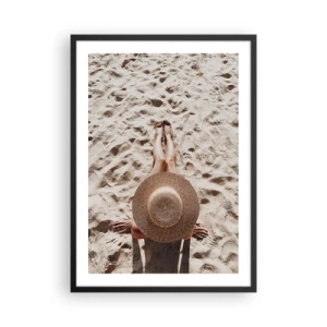 Affiche dans un cadre noir - Poster - Personne prenant un bain de soleil sur la plage, vue de dessus avec un grand chapeau contre le sable - 50x70cm - Moment de rêve - Décoration murale moderne pour le salon et la chambre ARTTOR