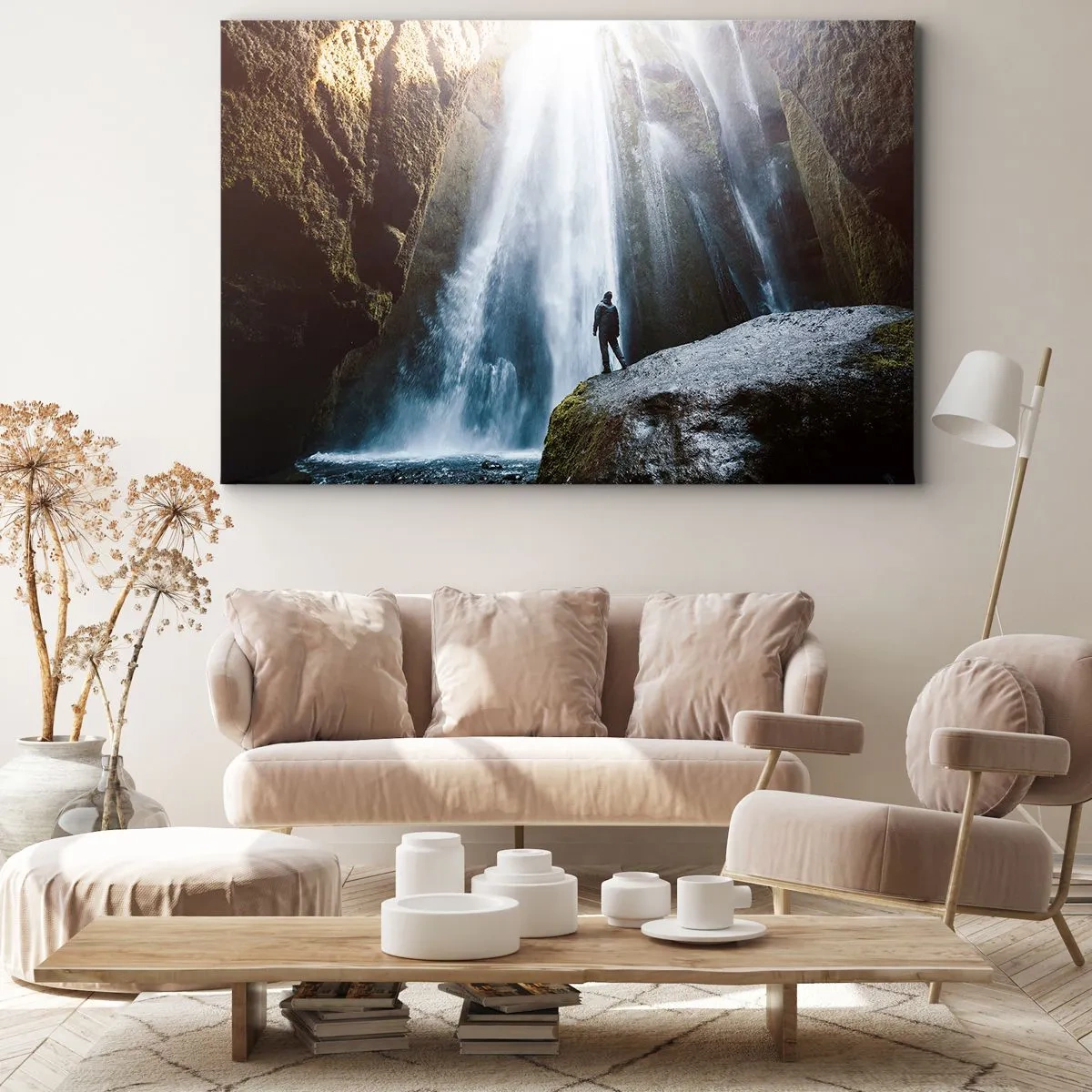 Impression sur toile - Image sur toile - Une silhouette sur fond de cascade majestueuse dans une gorge rocheuse - 70x50cm - Restauration des proportions - Décoration murale moderne pour le salon et la chambre ARTTOR