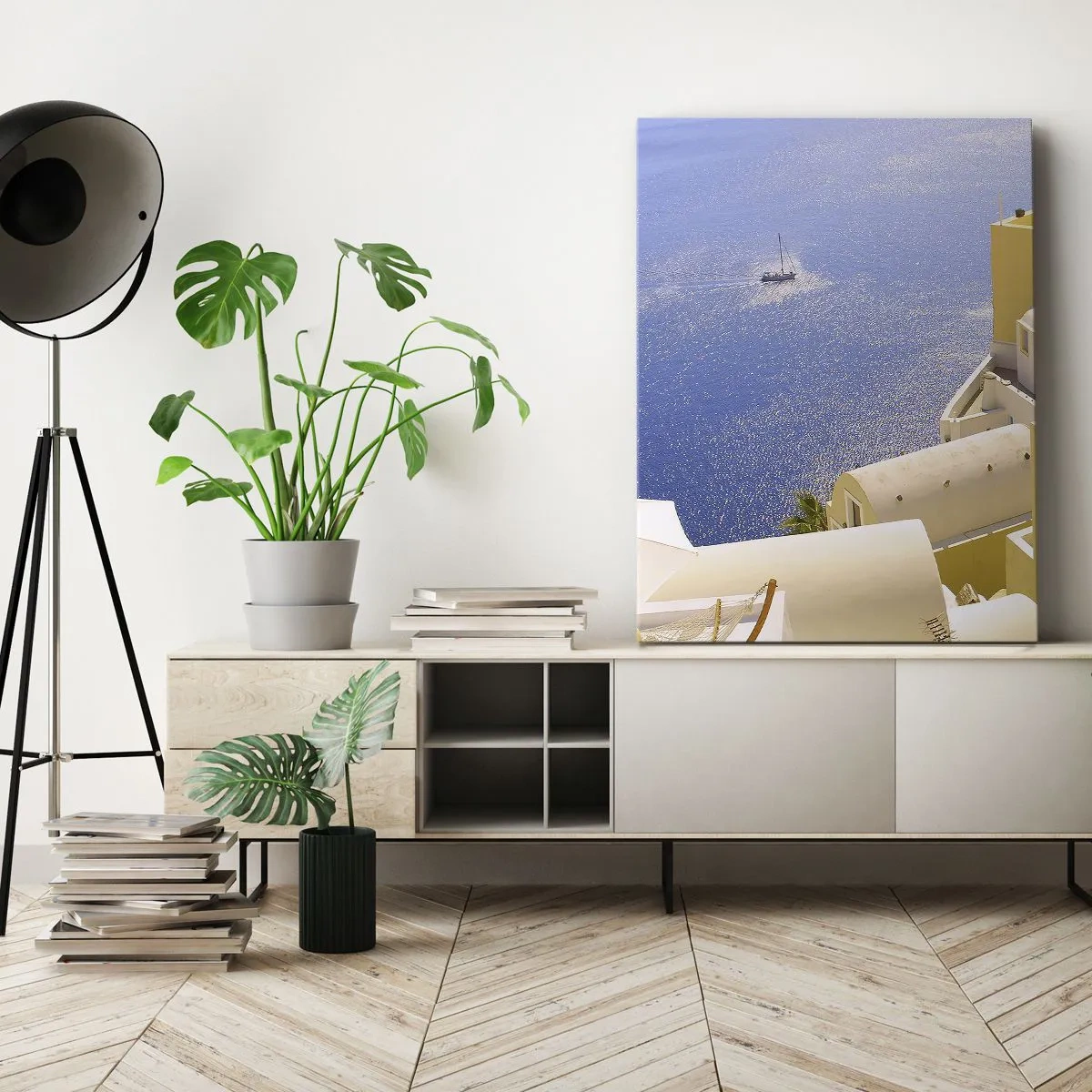 Impression sur toile - Image sur toile - Architecture grecque avec vue sur la mer et un bateau en arrière-plan - 50x70cm - Paysage grec en blanc et bleu ciel - Décoration murale moderne pour le salon et la chambre ARTTOR