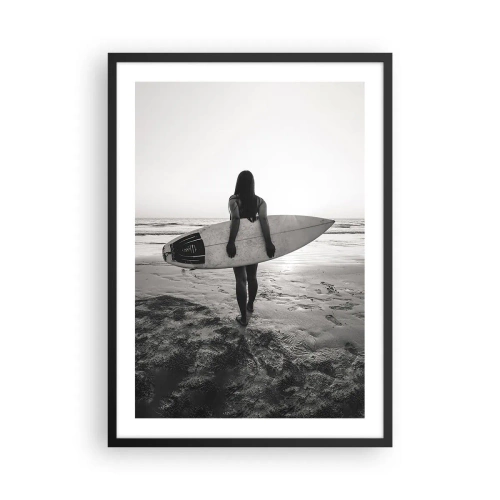 Affiche dans un cadre noir - Poster - Femme avec une planche de surf sur la plage au coucher du soleil - 50x70cm - Fille des vagues de la mer - Décoration murale moderne pour le salon et la chambre ARTTOR