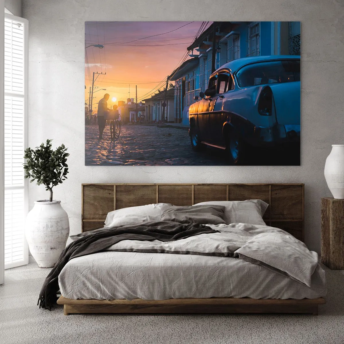 Impression sur verre - Image sur verre - Rue pleine d'ambiance avec une voiture classique au coucher du soleil - 120x80cm - Ici, le temps ralentit - Décoration murale moderne pour le salon et la chambre ARTTOR