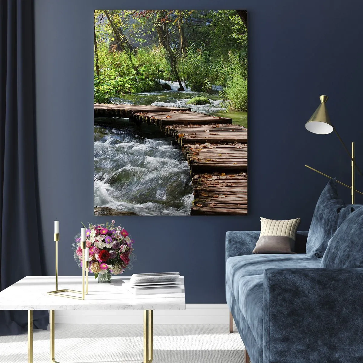 Impression sur verre - Image sur verre - Un pont en bois sur un ruisseau tumultueux entouré par la verdure de la forêt. - 70x100cm - Au-dessus de la cascade mousseuse - Décoration murale moderne pour le salon et la chambre ARTTOR
