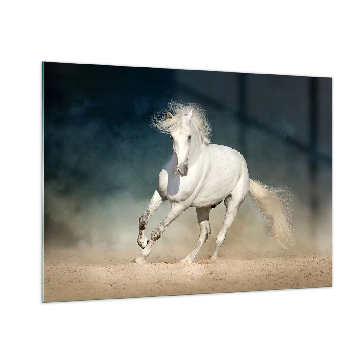Impression sur verre - Image sur verre - Un cheval blanc galopant sur le sable contre un ciel sombre. - 100x70cm - La liberté à l'état pur - Décoration murale moderne pour le salon et la chambre ARTTOR