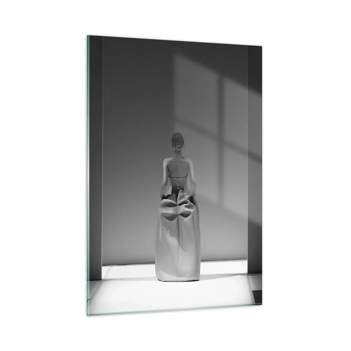 Impression sur verre - Image sur verre - Une photo en noir et blanc d'une femme en robe sur fond de lumière. - 50x70cm - Simplicité raffinée - Décoration murale moderne pour le salon et la chambre ARTTOR
