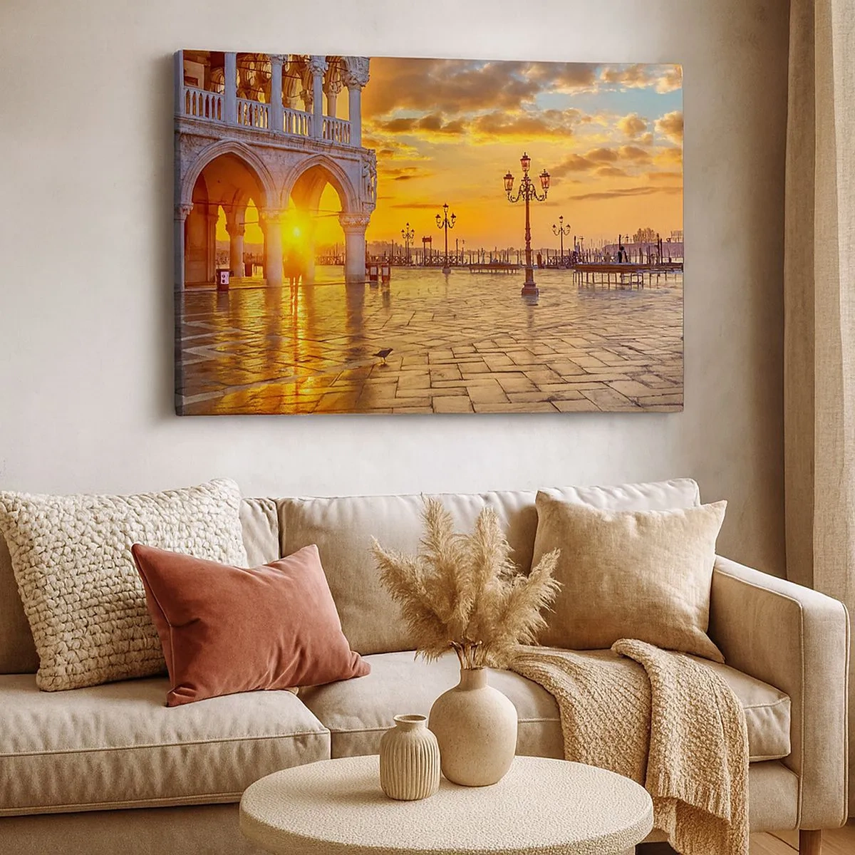 Impression sur toile - Image sur toile - Coucher de soleil doré sur la place de la ville avec des arcades et des lampes - 70x50cm - Où est tout le monde? - Décoration murale moderne pour le salon et la chambre ARTTOR