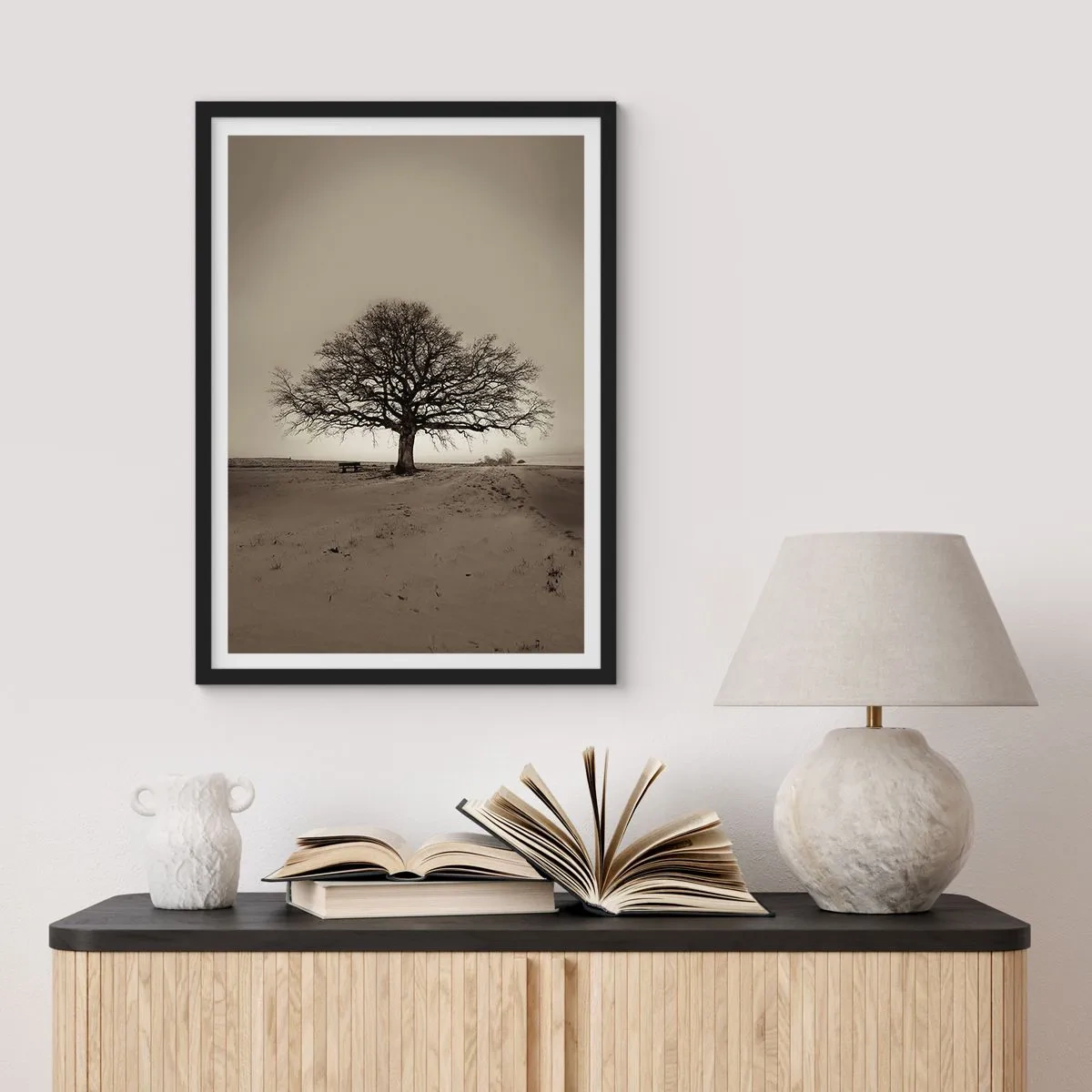 Affiche dans un cadre noir - Poster - Un arbre solitaire dans un paysage sépia vide - 50x70cm - D'ici à l'éternité - Décoration murale moderne pour le salon et la chambre ARTTOR