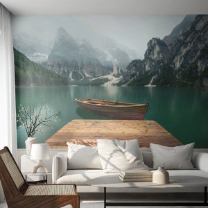 Papier Peint Photo Premium Canvas - Un bateau en bois sur un quai sur un lac entouré de montagnes - 100x70cm - Faire face à la fierté des rochers - Décoration murale moderne pour le salon et la chambre ARTTOR