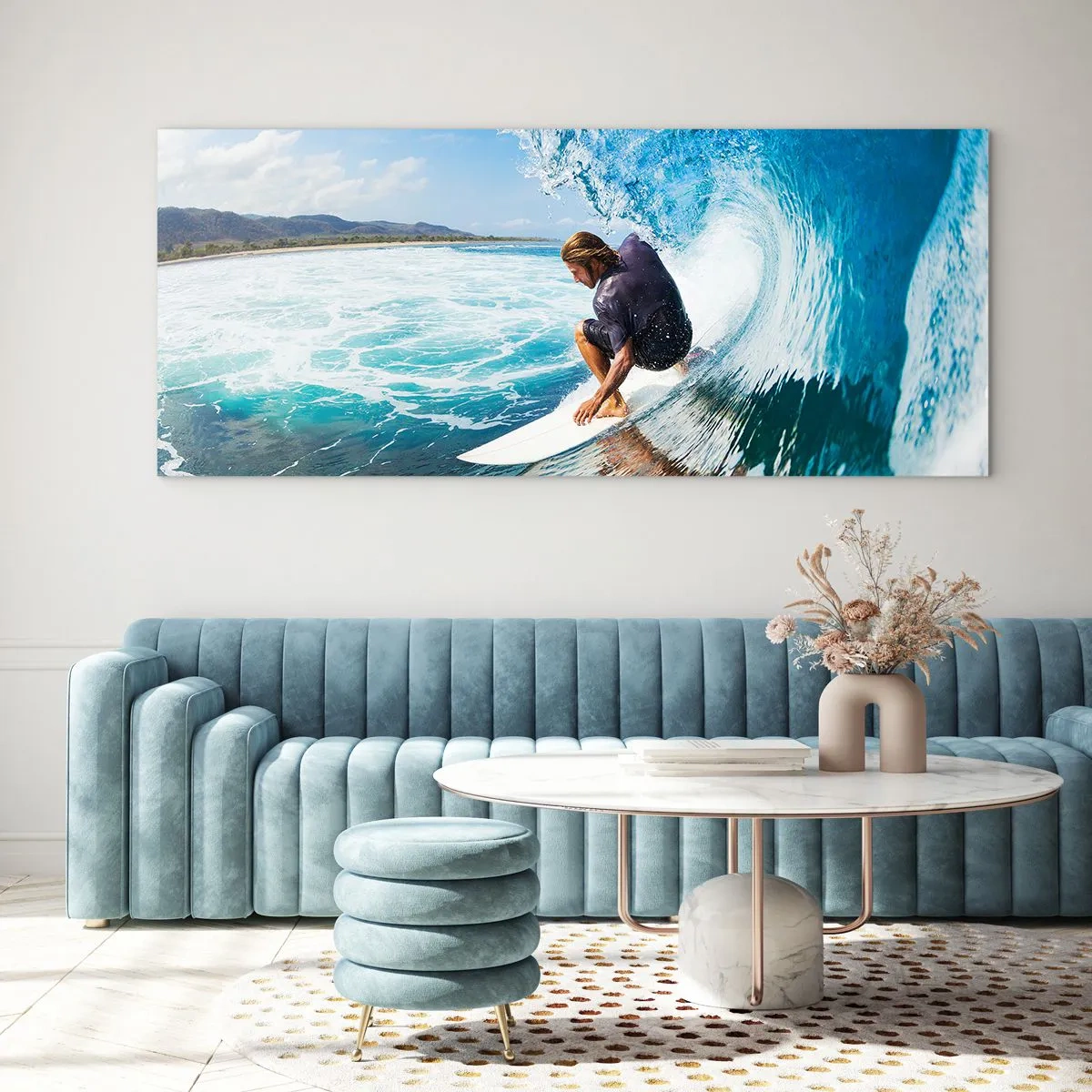 Impression sur verre - Image sur verre - Un surfeur dans une pose dynamique sur une vague dans une eau turquoise. - 140x50cm - Danse avec les vagues - Décoration murale moderne pour le salon et la chambre ARTTOR
