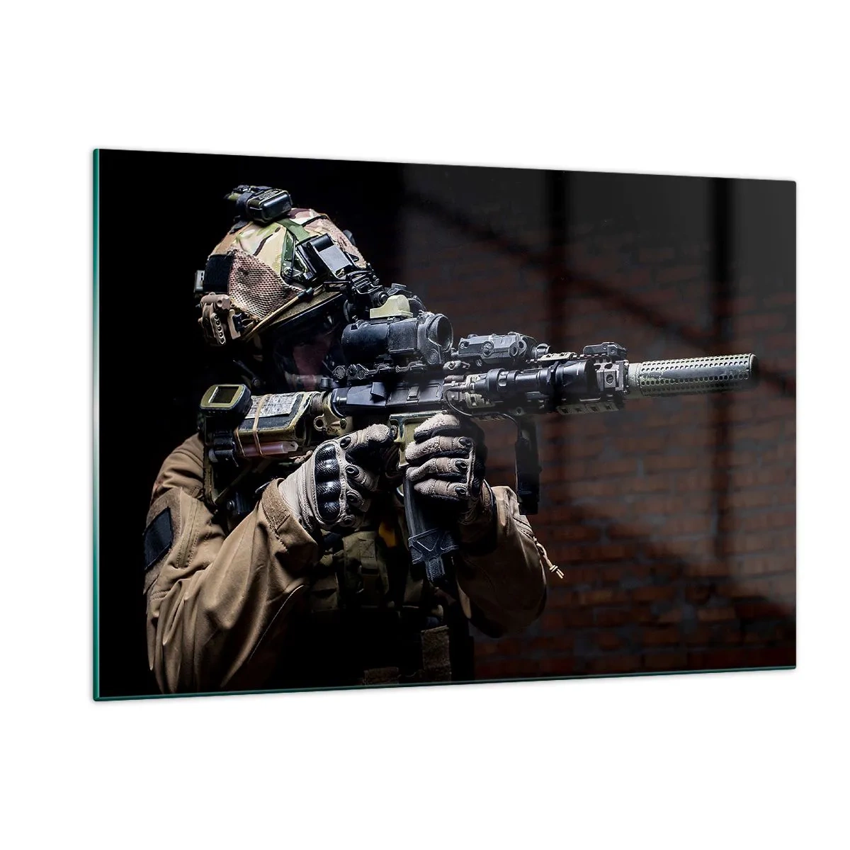 Impression sur verre - Image sur verre - Un soldat en équipement complet avec un fusil contre un mur de briques - 120x80cm - Meurtrier efficace - Décoration murale moderne pour le salon et la chambre ARTTOR