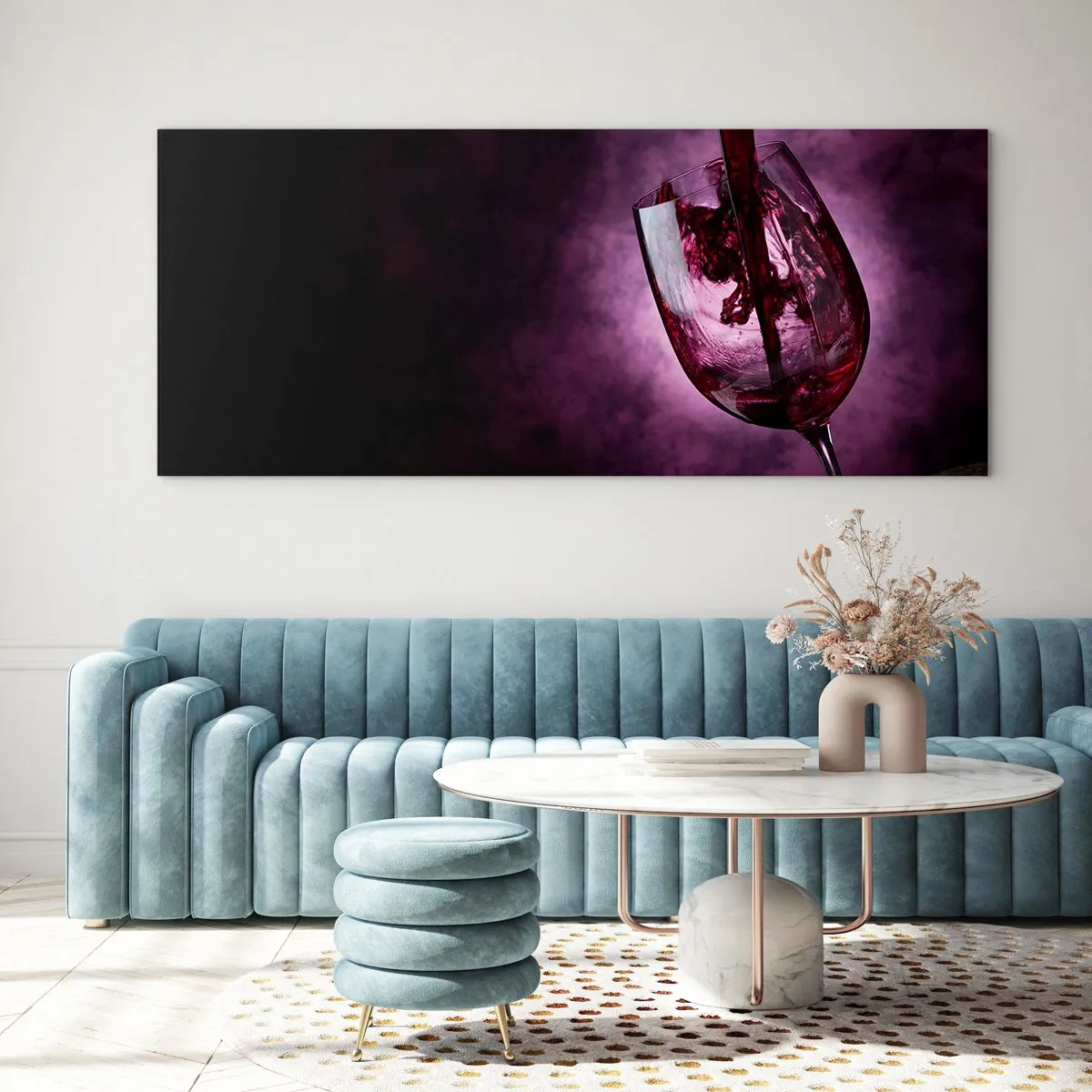 Impression sur verre - Image sur verre - Du vin rouge versé dans un verre sur fond de fumée violette - 120x50cm - Écarlate? Carmin? Non, rubis. - Décoration murale moderne pour le salon et la chambre ARTTOR
