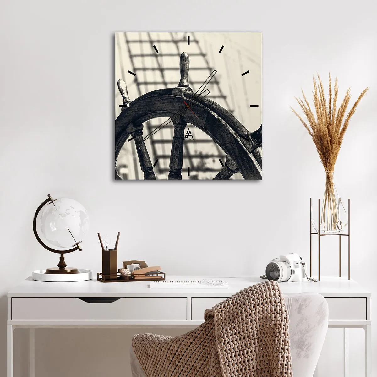 Horloge murale - Pendule murale - Un gouvernail de style rétro avec un navire en arrière-plan - 30x30cm - Histoires de mer - Décoration murale moderne pour le salon et la chambre ARTTOR