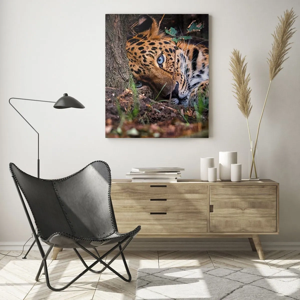 Impression sur verre - Image sur verre - Un jaguar allongé sur le sol, regardant calmement la caméra. - 50x70cm - Fais-moi confiance - Décoration murale moderne pour le salon et la chambre ARTTOR