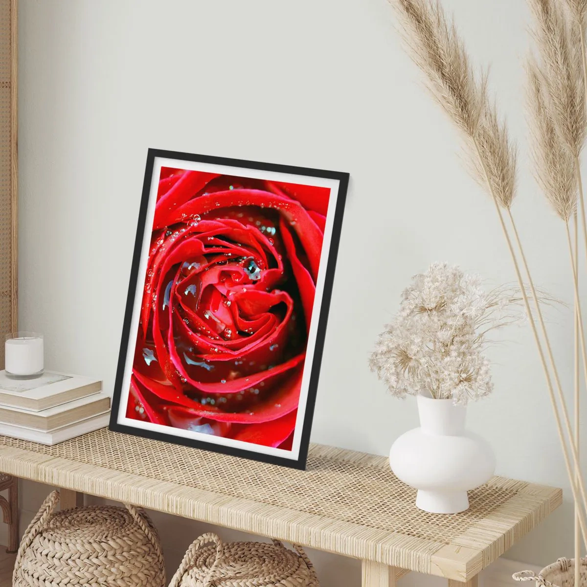 Affiche dans un cadre noir - Poster - Gros plan d'une rose rouge avec des gouttes d'eau - 50x70cm - Dans les gouttes de rosée - Décoration murale moderne pour le salon et la chambre ARTTOR
