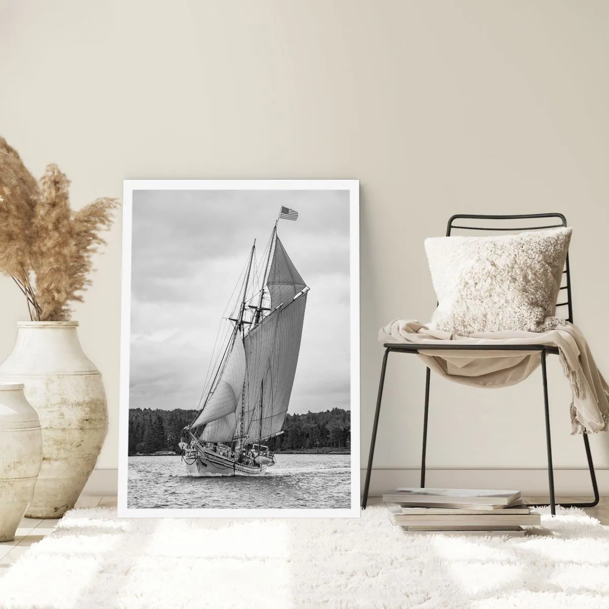 Affiche - Poster - Un voilier avec de grandes voiles naviguant sur la mer en noir et blanc - 50x70cm - Frères du vent - Décoration murale moderne pour le salon et la chambre ARTTOR