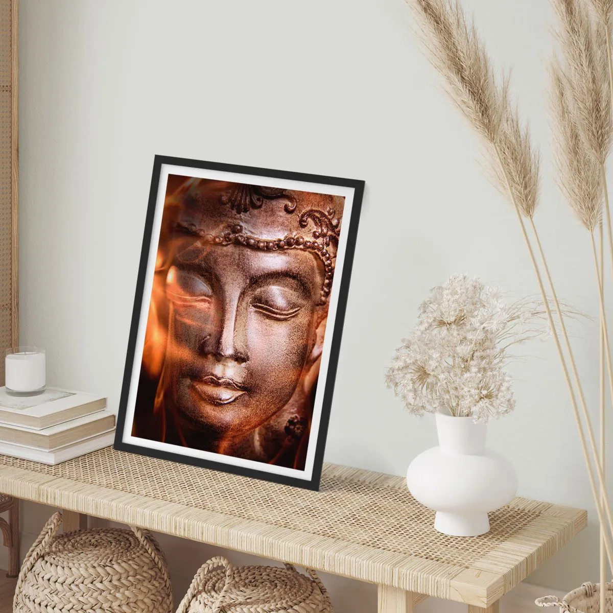Affiche dans un cadre noir - Poster - Sculpture de Bouddha rayonnant d'une lumière chaude - 50x70cm - Il n'existe qu'ici et maintenant - Décoration murale moderne pour le salon et la chambre ARTTOR