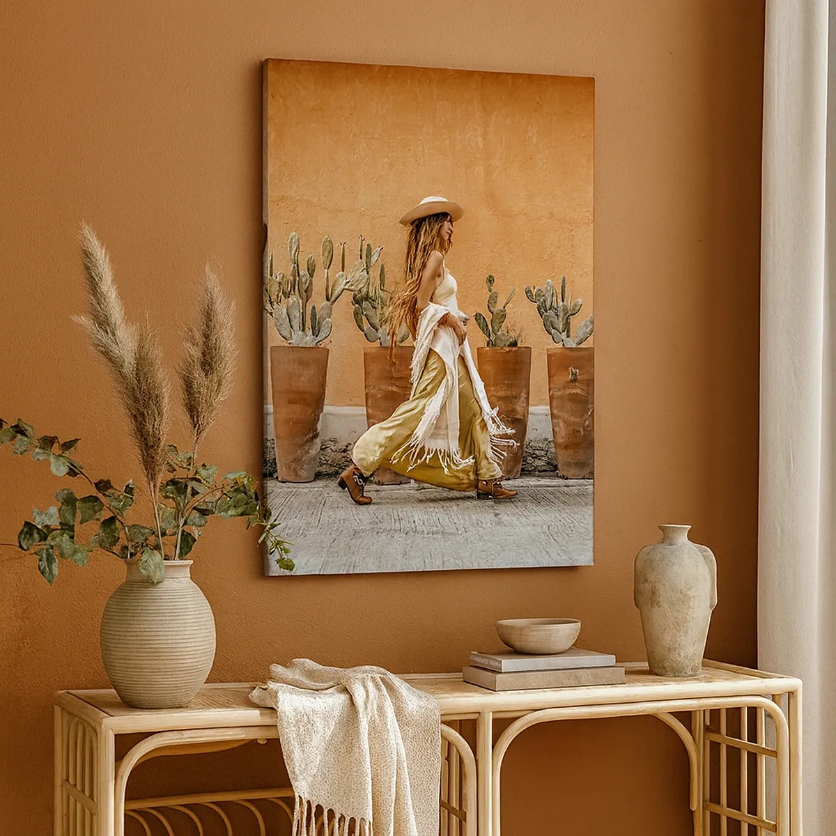 Impression sur toile - Image sur toile - Une femme dans un style bohème avec des pots de cactus en arrière-plan. - 50x70cm - Style hippie - Décoration murale moderne pour le salon et la chambre ARTTOR