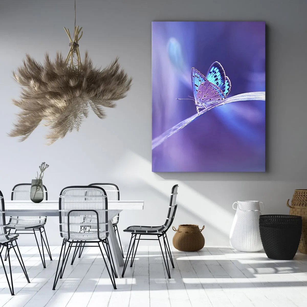 Impression sur toile - Image sur toile - Un délicat papillon bleu sur une tige dans une lumière violette - 80x120cm - Un joyau de la nature - Décoration murale moderne pour le salon et la chambre ARTTOR