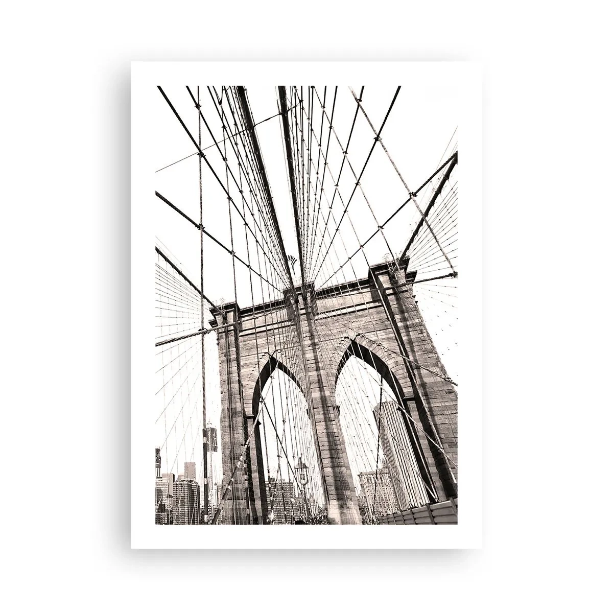Affiche - Poster - Photographie en noir et blanc du pont depuis la perspective de la passerelle piétonne. - 50x70cm - Cathédrale New Yorkaise - Décoration murale moderne pour le salon et la chambre ARTTOR