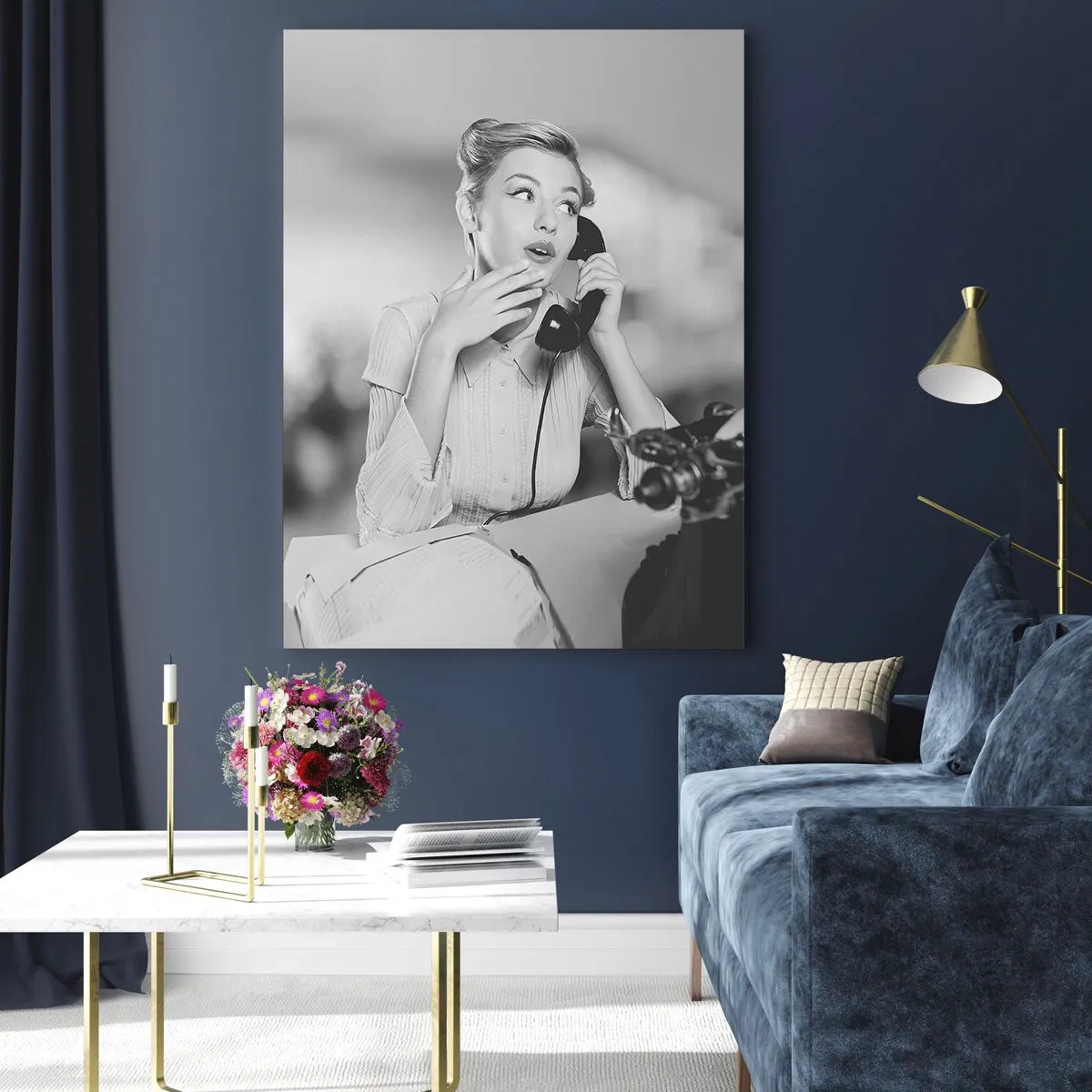 Impression sur verre - Image sur verre - Une femme parlant au téléphone devant une machine à écrire - 80x120cm - Hello! Ici les années 50 - Décoration murale moderne pour le salon et la chambre ARTTOR