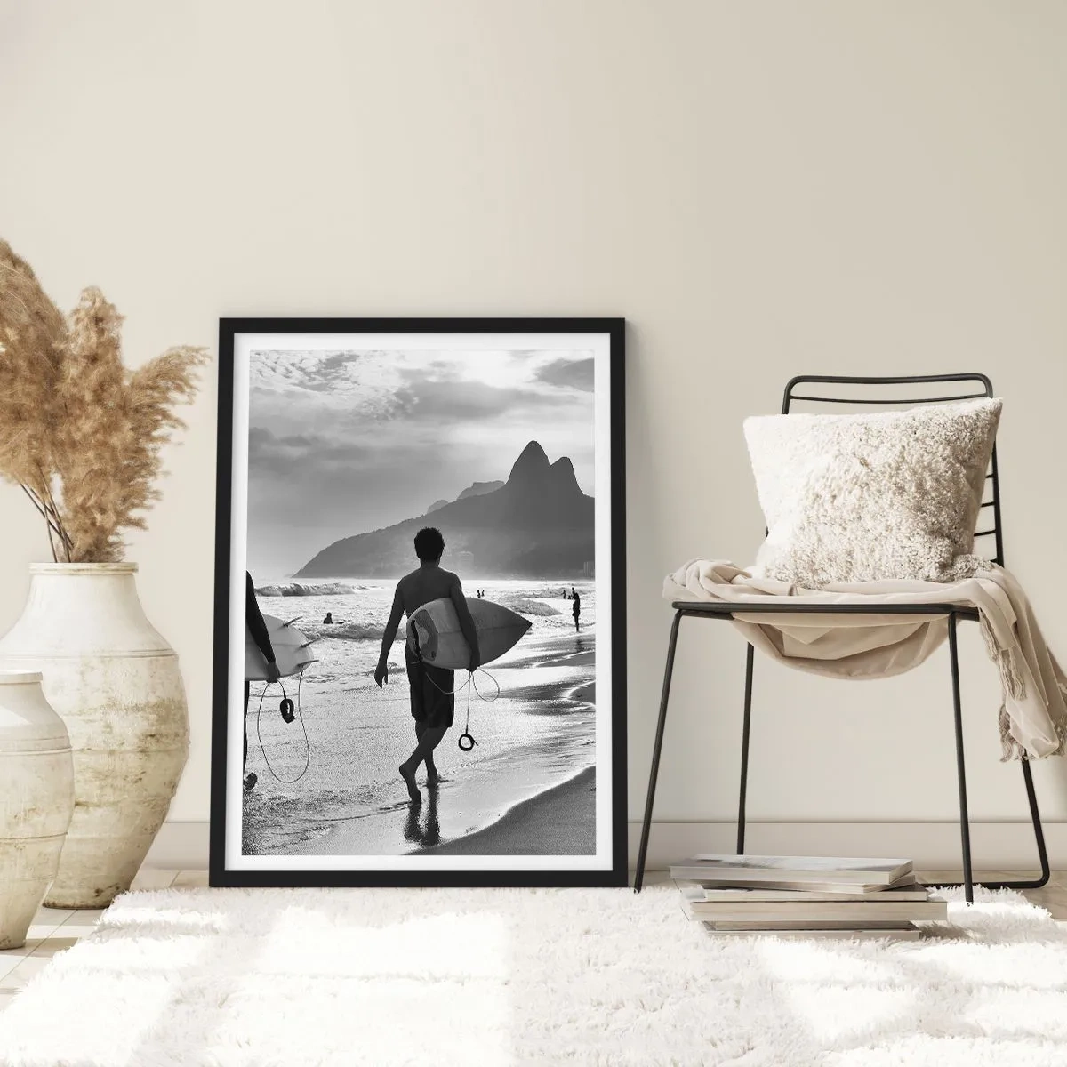 Affiche dans un cadre noir - Poster - Un surfeur sur la plage sur une photographie en noir et blanc - 50x70cm - Samba sur une vague - Décoration murale moderne pour le salon et la chambre ARTTOR