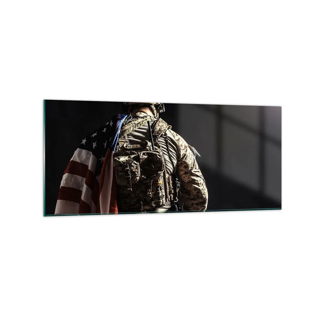 Impression sur verre - Image sur verre - Un soldat en uniforme avec un drapeau sur un fond sombre - 120x50cm - C'est exactement pour ça - Décoration murale moderne pour le salon et la chambre ARTTOR