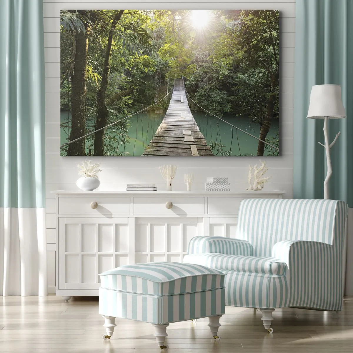 Impression sur toile - Image sur toile - Un pont suspendu dans une forêt tropicale illuminée par la lumière du soleil. - 100x70cm - De l'eau azur à la forêt azur - Décoration murale moderne pour le salon et la chambre ARTTOR