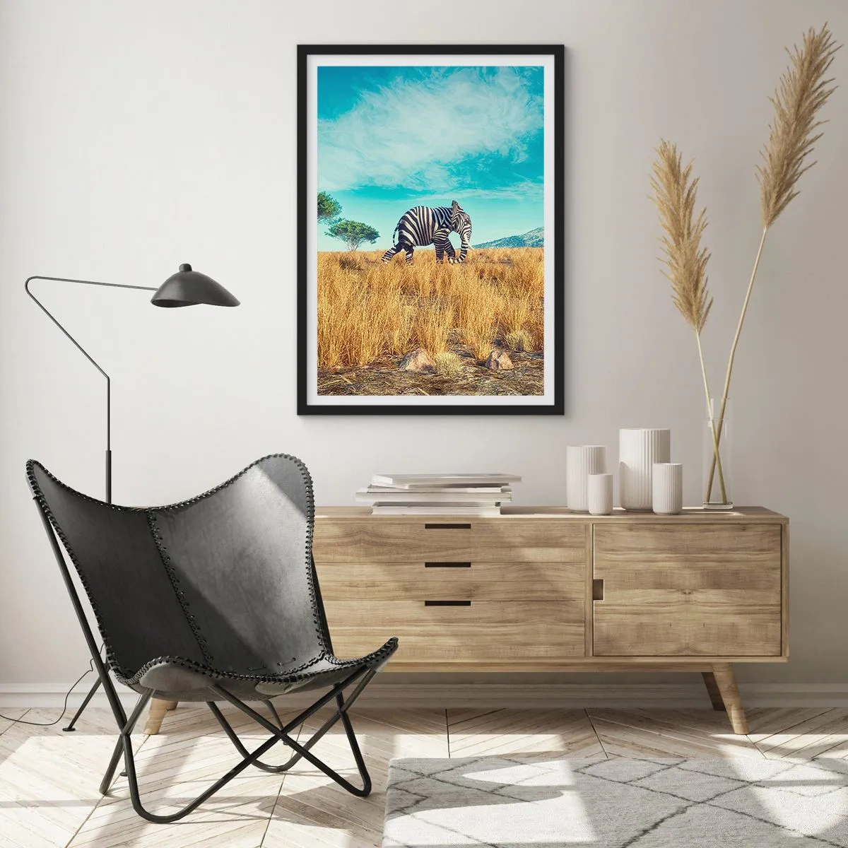 Affiche dans un cadre noir - Poster - Un zèbre avec un corps d'éléphant sur fond de savane africaine - 50x70cm - Le gris n'est déjà plus à la mode - Décoration murale moderne pour le salon et la chambre ARTTOR