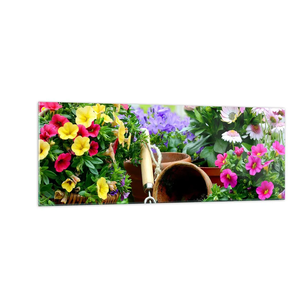 Impression sur verre - Image sur verre - Fleurs colorées dans des pots avec des outils de jardinage sur la table - 140x50cm - Le jardin de Zosia - Décoration murale moderne pour le salon et la chambre ARTTOR