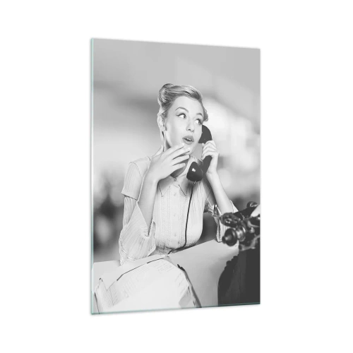 Impression sur verre - Image sur verre - Une femme parlant au téléphone devant une machine à écrire - 70x100cm - Hello! Ici les années 50 - Décoration murale moderne pour le salon et la chambre ARTTOR