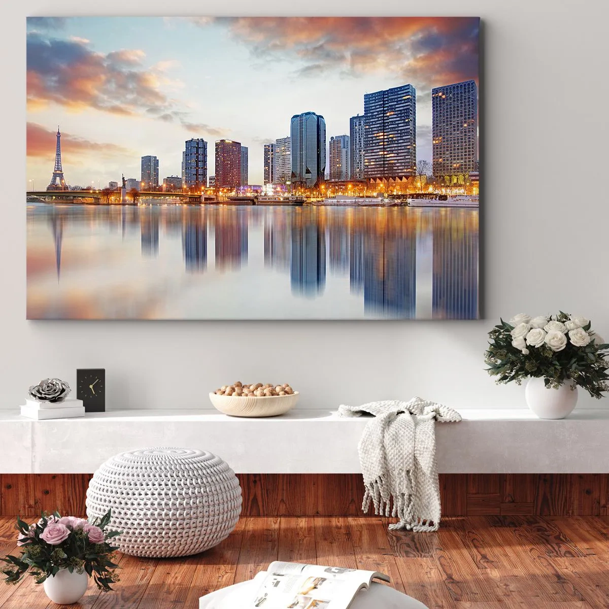 Impression sur toile - Image sur toile - Panorama des bâtiments modernes et de la Tour Eiffel au-dessus de l'eau - 70x50cm - La tranquillité monumentale de Paris - Décoration murale moderne pour le salon et la chambre ARTTOR
