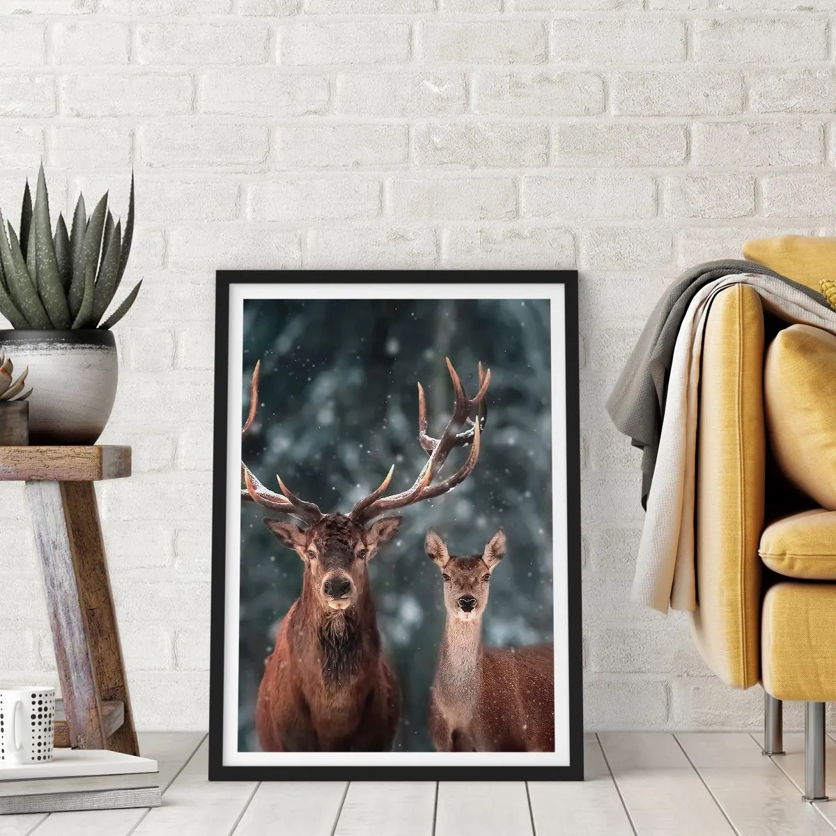 Affiche dans un cadre noir - Poster - Un couple de cerfs sur fond de forêt hivernale - 50x70cm - Le roi de la forêt avec sa femme - Décoration murale moderne pour le salon et la chambre ARTTOR