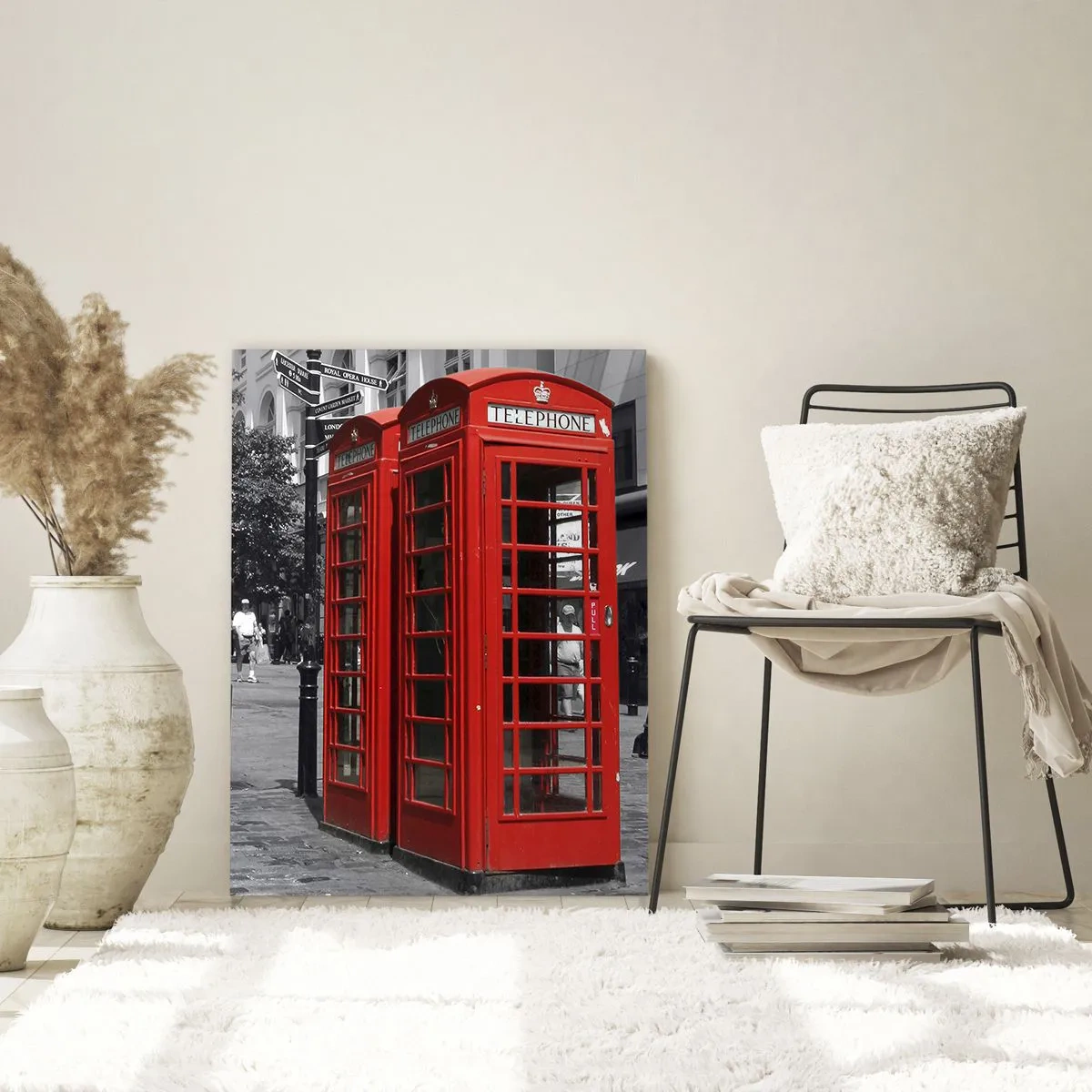 Impression sur verre - Image sur verre - Cabines téléphoniques rouges sur fond urbain noir et blanc. - 70x100cm - Cabines téléphoniques rouges - Décoration murale moderne pour le salon et la chambre ARTTOR