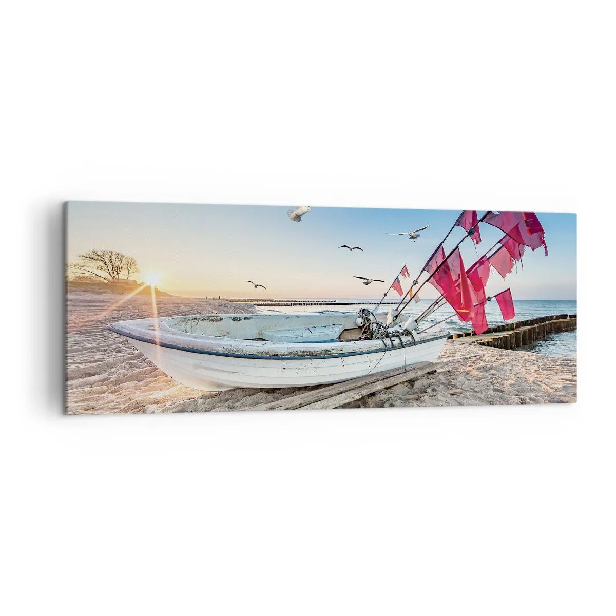Impression sur toile - Image sur toile - Un bateau sur la plage à l'aube avec des mouettes et des drapeaux rouges - 140x50cm - Repos mérité - Décoration murale moderne pour le salon et la chambre ARTTOR