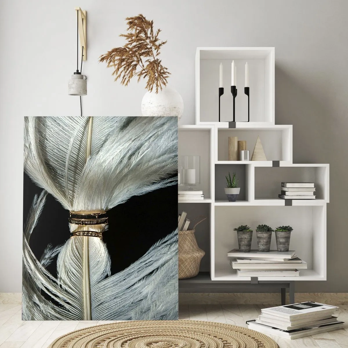 Impression sur verre - Image sur verre - Gros plan d'alliances sur des plumes blanches sur fond noir - 50x70cm - ... et je ne te laisserai pas ... - Décoration murale moderne pour le salon et la chambre ARTTOR