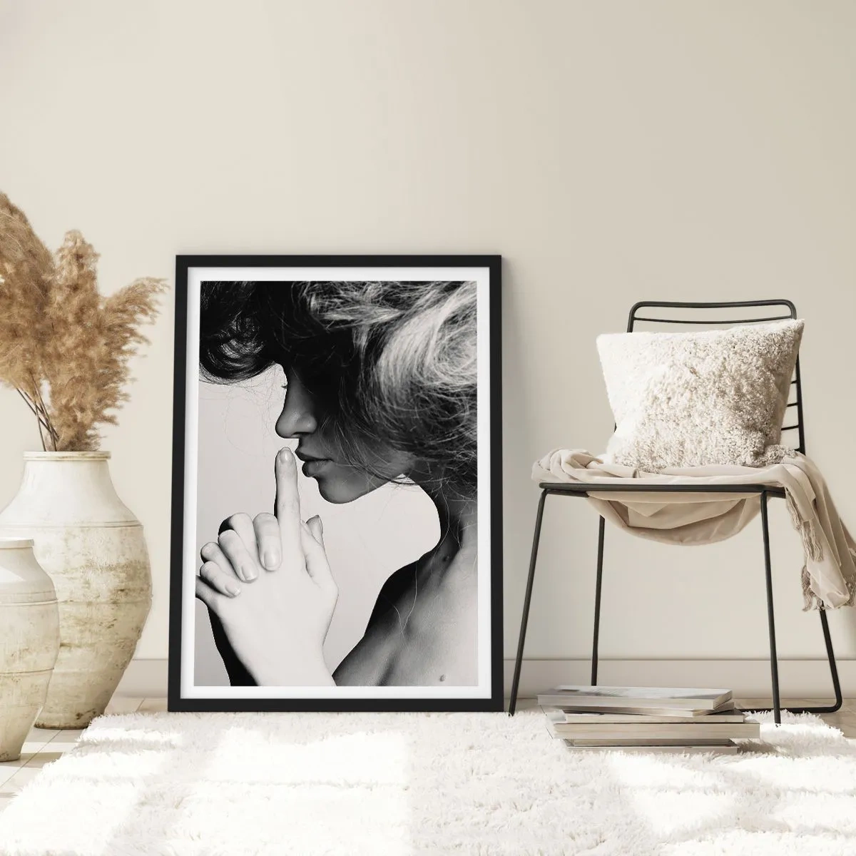 Affiche dans un cadre noir - Poster - Portrait d'une femme faisant un geste de silence - 50x70cm - A l'écoute d'elle-même - Décoration murale moderne pour le salon et la chambre ARTTOR