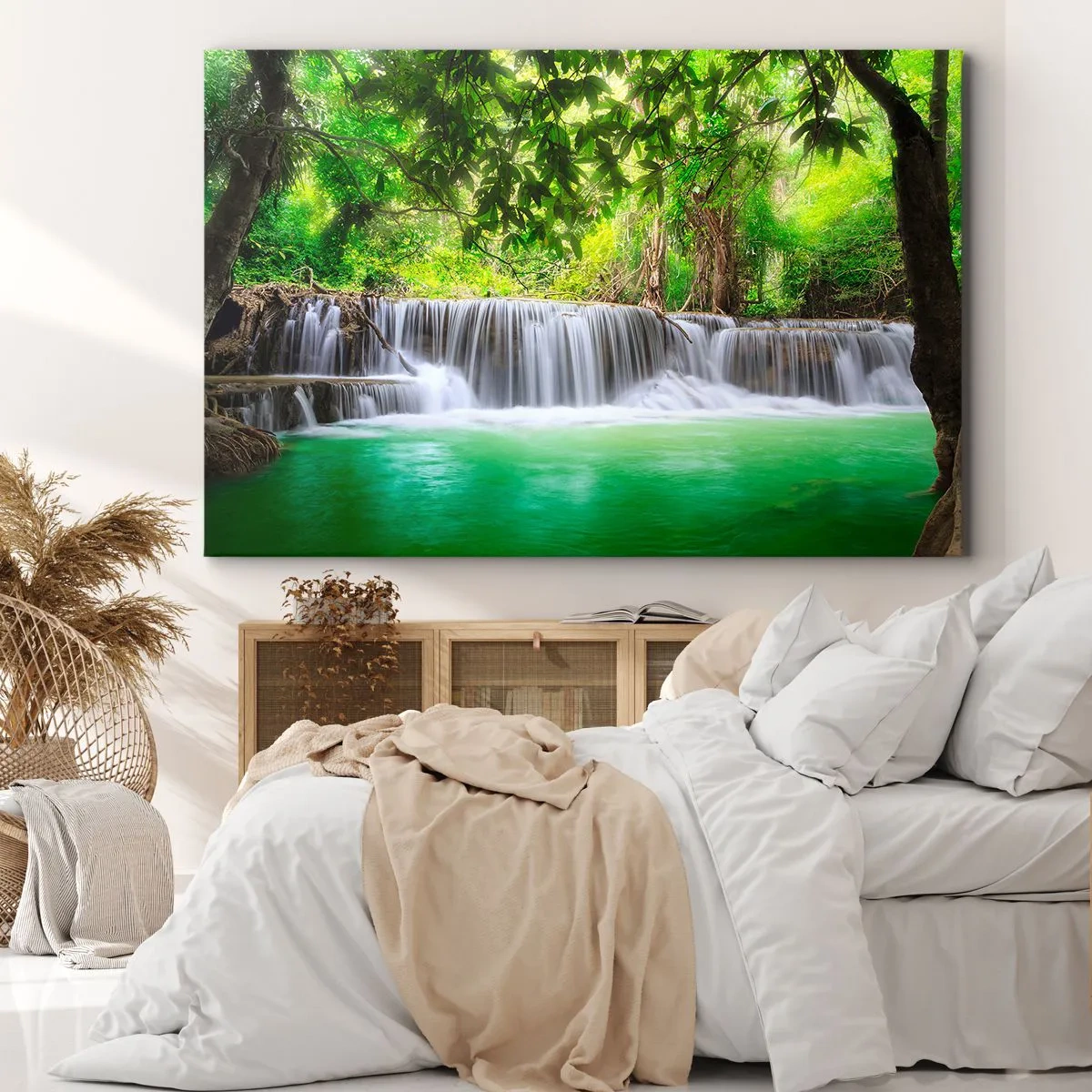 Impression sur toile - Image sur toile - Une cascade verte entourée d'une végétation tropicale dense - 70x50cm - Une cascade de vert - Décoration murale moderne pour le salon et la chambre ARTTOR