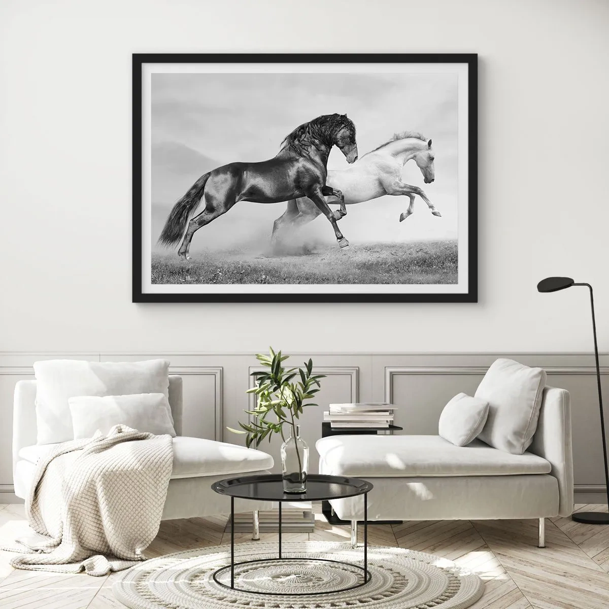 Affiche dans un cadre noir - Poster - Deux chevaux au galop dans une composition dynamique en noir et blanc - 70x50cm - Anges et démons - Décoration murale moderne pour le salon et la chambre ARTTOR