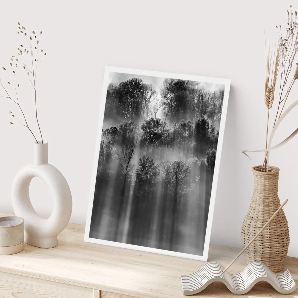Affiche - Poster - Forêt noire et blanche dans le brouillard avec les rayons du soleil - 50x70cm - Dans les flots de lumière - Décoration murale moderne pour le salon et la chambre ARTTOR